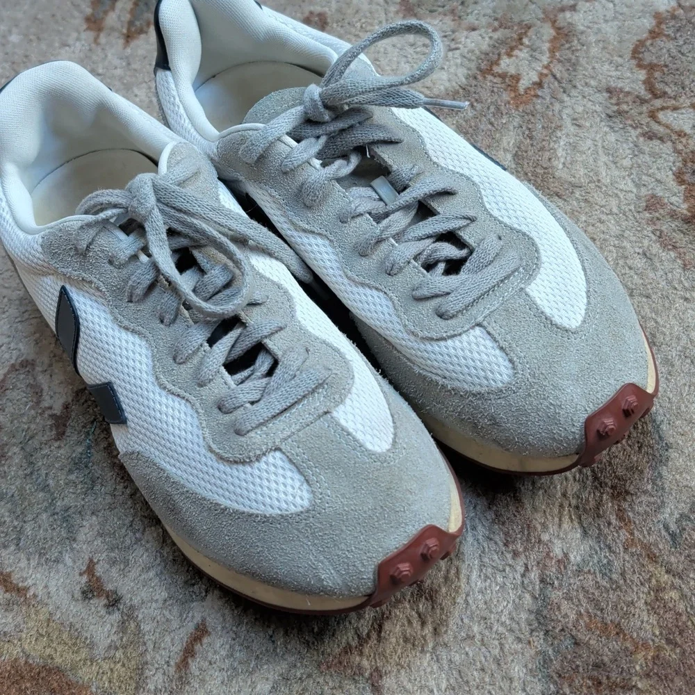 Veja Rio Bronco Retro Grey & White Runner